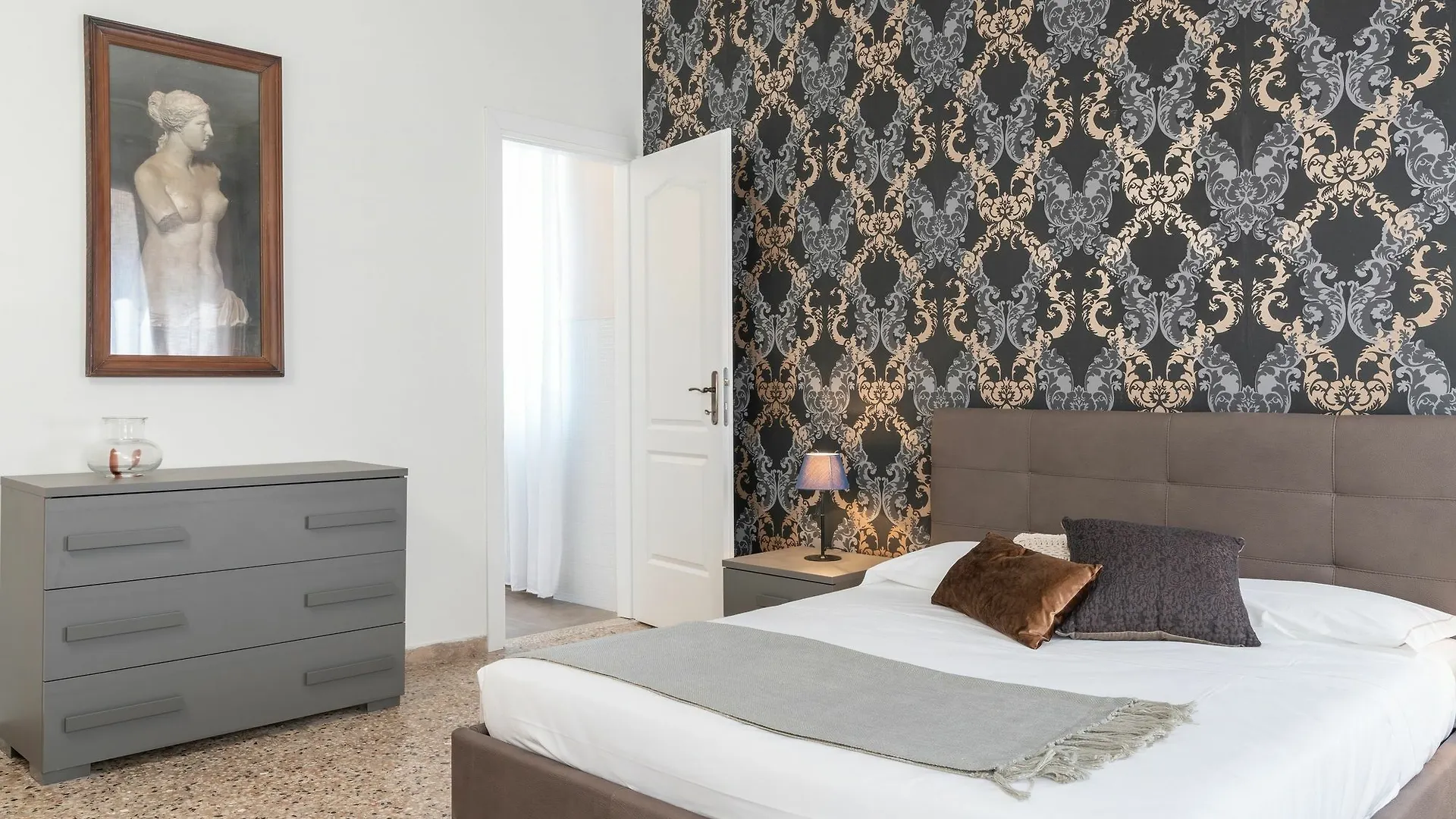 Rio Terra' Canal View Apartment Venice Italy