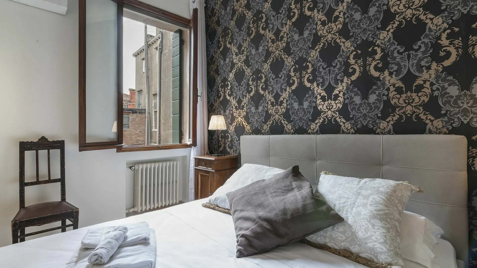 Rio Terra' Canal View Apartment Venice