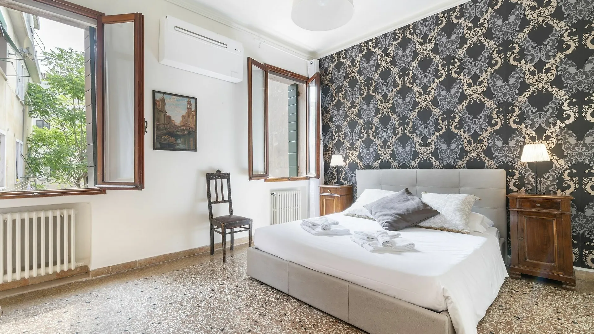 Rio Terra' Canal View Apartment Venice Italy
